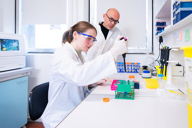 Alain Wagner observe la synthèse d’un conjugué anticorps-médicament